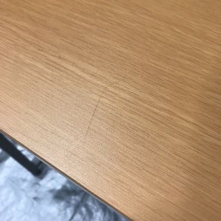 シンプルで軽いテーブル の画像
