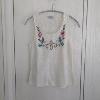 タンクトップ、デニムパンツ