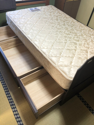 【引き渡し準備中】Sealy製　セミダブルベッド
