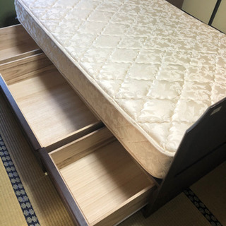 【引き渡し準備中】Sealy製　セミダブルベッドの画像