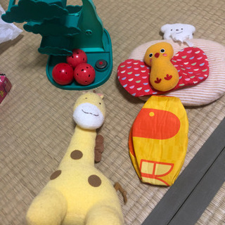 おもちゃと布絵本四つの画像