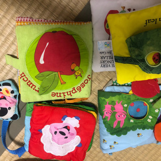 おもちゃと布絵本四つの画像