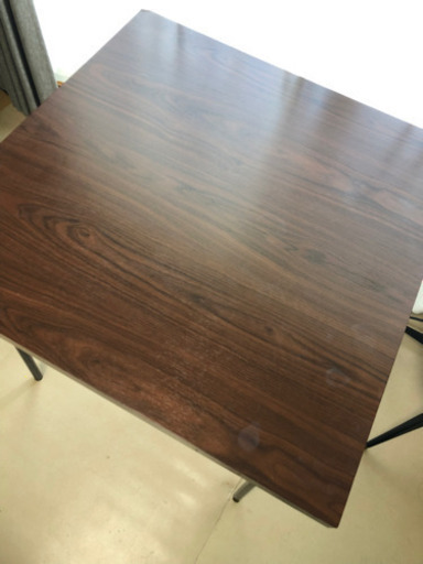 木目調の正方形テーブル