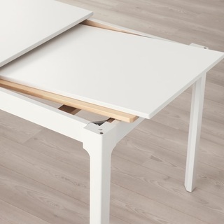IKEAダイニングテーブルと椅子4脚の画像