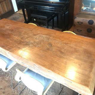 バリの木で作ったテーブル