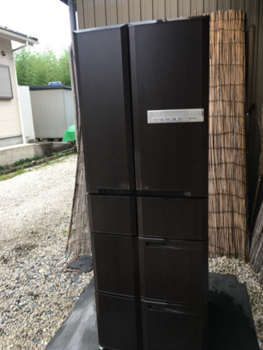 ダークブラウンの三菱6ドア冷蔵庫415L