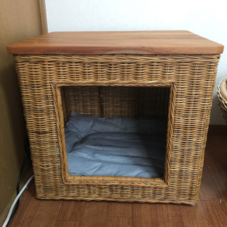 ペットベッド、サイドテーブルにもの画像