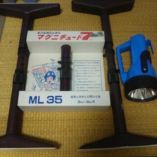 防災グッズ（家具転倒防止器具）と懐中電灯