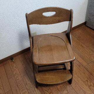 デスクチェアと本棚