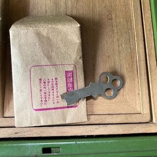 【アンティーク雑貨】【昭和レトロ】　TOHO 手提げ金庫　緑色　☆鍵付き☆の画像