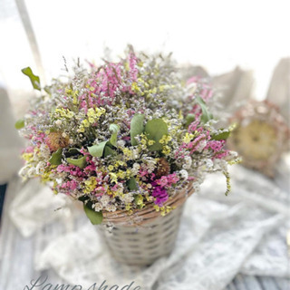 飾りながら生花からドライフラワーになる花のインテリアの画像