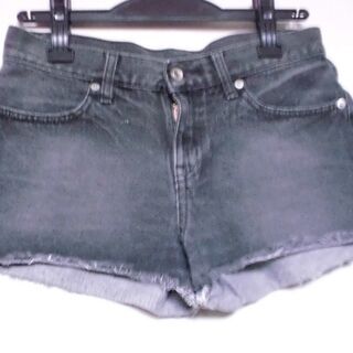 ショートパンツ　ダメージ加工（黒系）