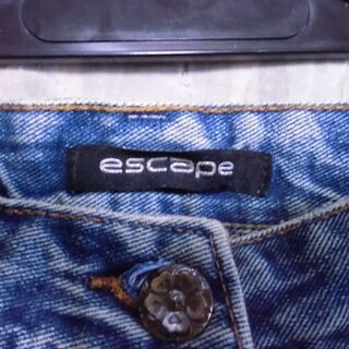 escape ミニスカートの画像