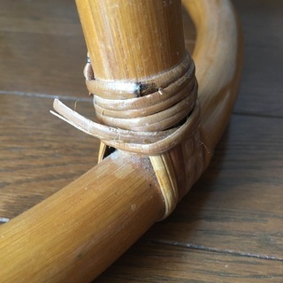 藤のテーブル（中古）の画像