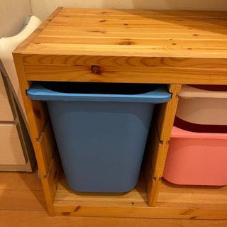 IKEA おもちゃ箱 ピンクと青と白のトレーあります。の画像