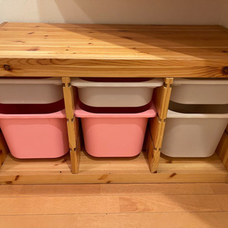 IKEA おもちゃ箱 ピンクと青と白のトレーあります。の画像