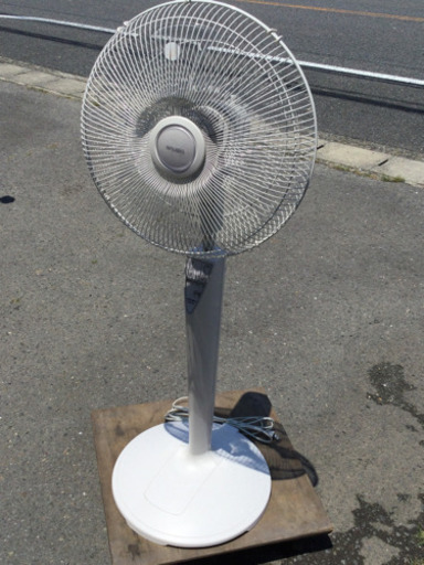 中古　②　2015年製　扇風機　羽根径　40cm　幅46.6　　奥行42　　高さ117 から　144　 （ｃｍ）　広いエリア　大きい　スタンドファン　オフィス扇風機　フロアー扇風機　スタンドタイプ　スタンド扇風機