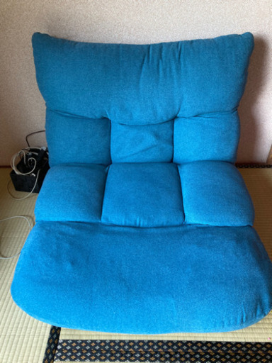 青いシングルソファー