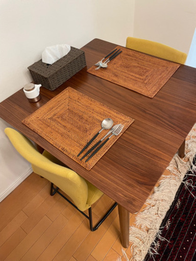 【最終セール】北欧調の2名用ダイニングテーブルと椅子