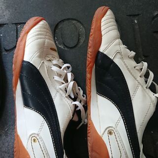 フットサル用PUMA子供用サッカーシューズ23cmの画像