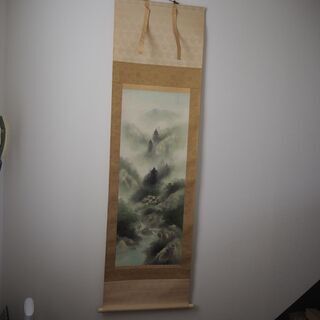 水墨画の様な色の入った掛け軸