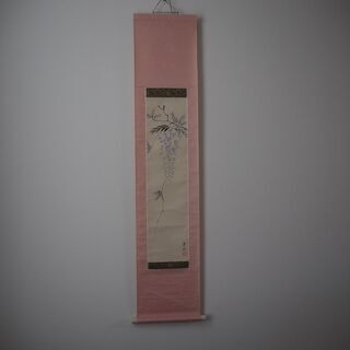 主張しない小さめの掛け軸