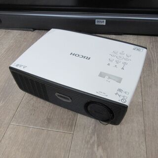 RICOH リコー DLPプロジェクター IPSiO PJ X2130 サンワサプライ プロジェクタースクリーン 100-PRS006 60インチ セット 菊TKの画像