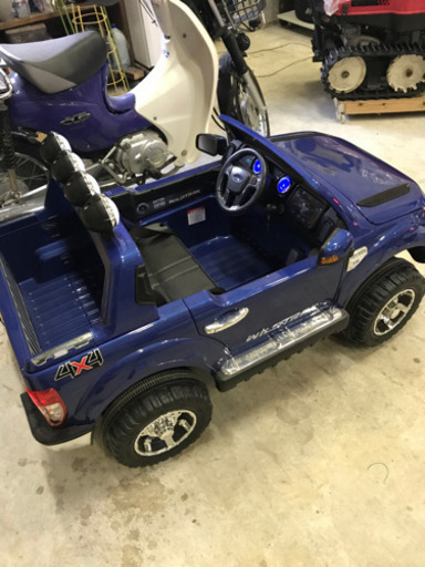 半額以下　美品　室内使用です。子供用乗用自動車です。