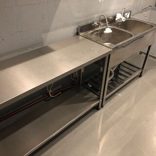業務用厨房機器 作業台(3台)、吊戸棚(2台)、シンク(1台)セット＋αの画像