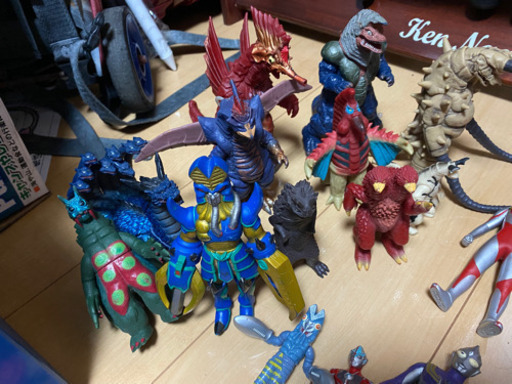 ウルトラマン、怪獣、仮面ライダー、戦闘ヒーロー、本