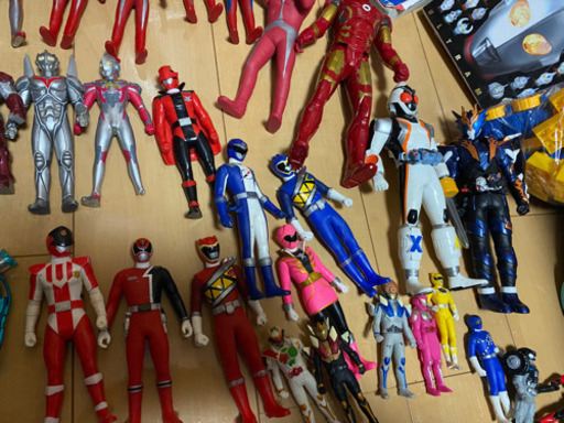 ウルトラマン、怪獣、仮面ライダー、戦闘ヒーロー、本