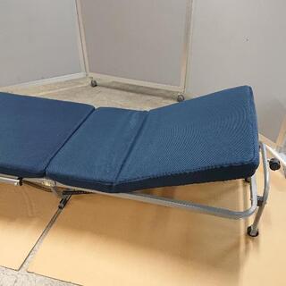 折りたたみ式　コンパクトベッド　ネイビーの画像