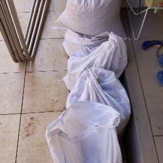 土嚢袋(土入り)差し上げます。