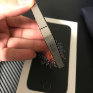 【箱&付属品未使用】iPhoneSE 32GBの画像