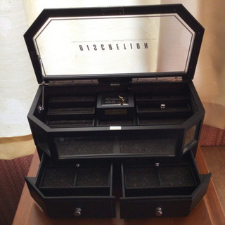 取引予定者がきまりました。アンティーク ジュエリーケースと中のアクセサリーの画像