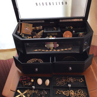 取引予定者がきまりました。アンティーク ジュエリーケースと中のアクセサリーの画像