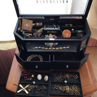 取引予定者がきまりました。アンティーク ジュエリーケースと中のアクセサリーの画像