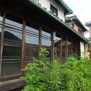 《初期費用なしプラン》古民家好き向け！木造2階建て太い梁が走る昭和レトロな2階建て！岩風呂付。海が見える。住宅・別荘・店舗・社員寮として。屋根裏部屋付き1棟。ローソンまで徒歩2分。現状貸し。短期もOK! - 賃貸（マンション/一戸建て）