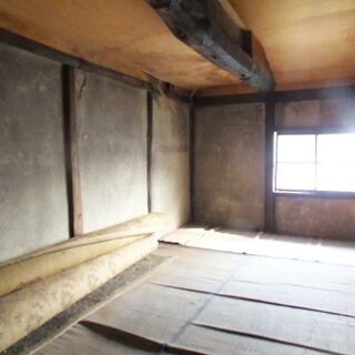 《初期費用なしプラン》古民家好き向け！木造2階建て太い梁が走る昭和レトロな2階建て！岩風呂付。海が見える。住宅・別荘・店舗・社員寮として。屋根裏部屋付き1棟。ローソンまで徒歩2分。現状貸し。短期もOK! − 岡山県