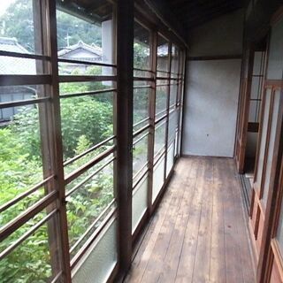 《初期費用なしプラン》古民家好き向け！木造2階建て太い梁が走る昭和レトロな2階建て！岩風呂付。海が見える。住宅・別荘・店舗・社員寮として。屋根裏部屋付き1棟。ローソンまで徒歩2分。現状貸し。短期もOK! - 不動産