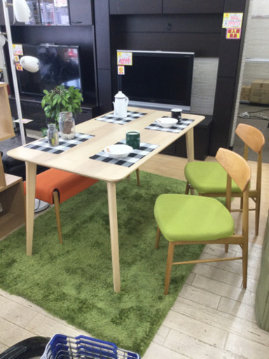 7/25 【✨美品✨定価98,800円 IDC大塚家具 IKEAのスペシャルミックス!! ダイニング4点セット】　オレンジ　グリーン　お部屋が明るくなります　ベンチタイプの椅子が使いやすい