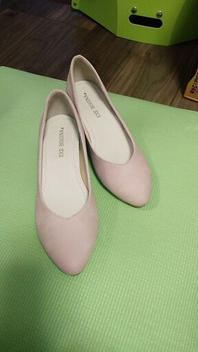ピンクのパンプス