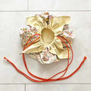 【ネット決済・配送】ハンドメイド　巾着袋　ポーチ　お祭り　クラッチ　バッグ　花柄　手作り　手芸　美品 の画像