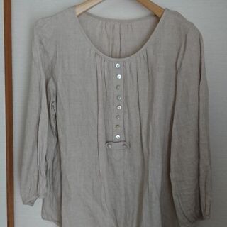 美品 ベージュ色ブラウス(ナチュラル系)