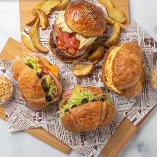 ハンバーガーカフェスタッフ募集🎵フロアスタッフ 　時給1000円~の画像