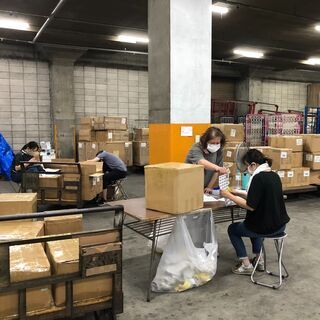 アマゾン行き商品のシール貼り作業をお願いします。の画像