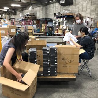 アマゾン行き商品のシール貼り作業をお願いします。の画像