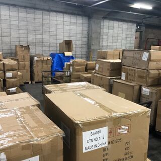 アマゾン行き商品のシール貼り作業をお願いします。の画像