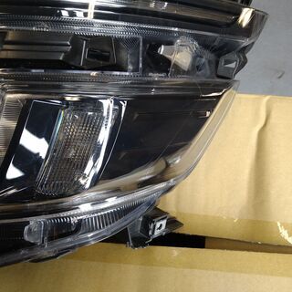 ヴォクシー ハイブリッド 左ヘッドライト売ります