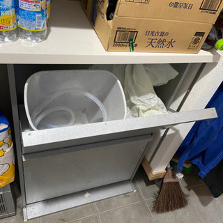アルミ ゴミ箱？ 収納
